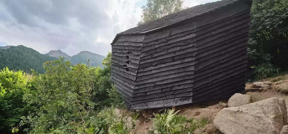 Forrest Stone H￼tte: Ein Prototyp für nachhaltiges Bauen in den Pyrenäen