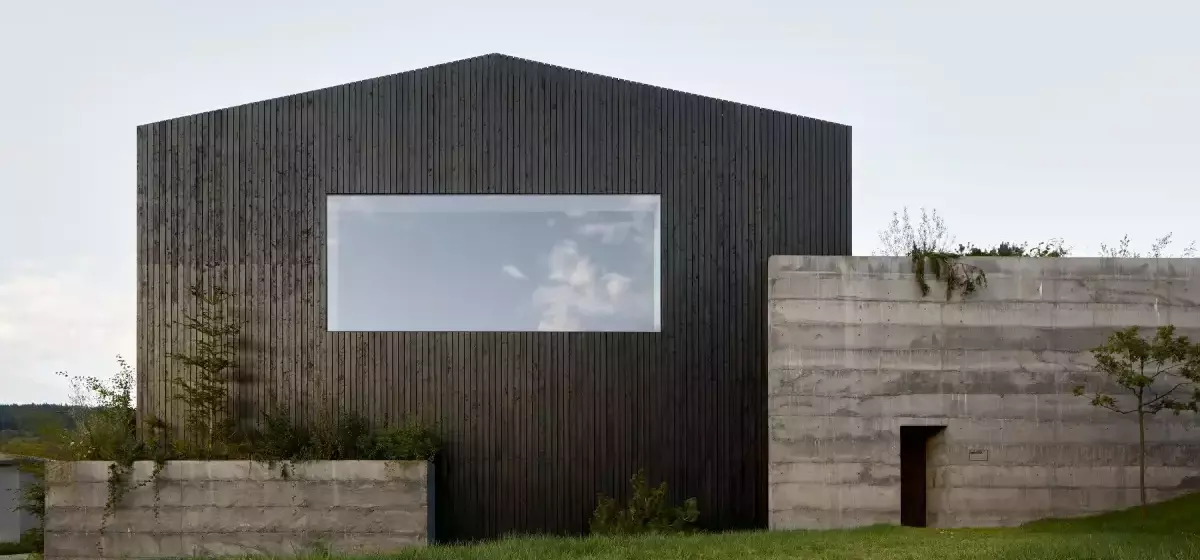 Janošík Hauptsitz & Showroom: Eine Symbiose aus Industrie und Natur
