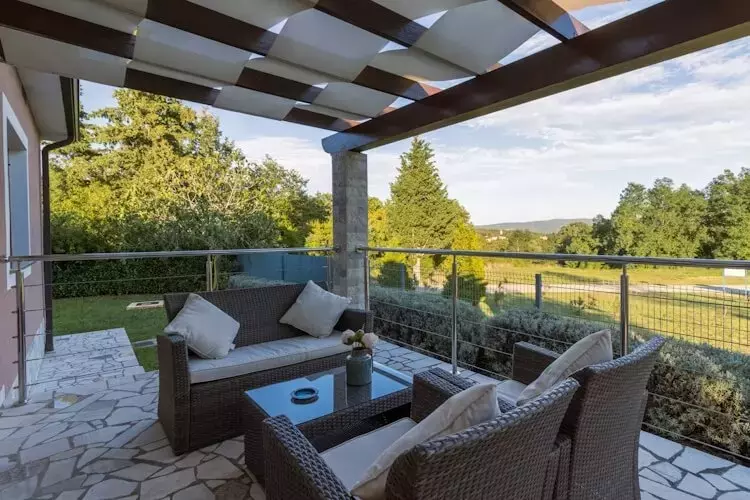 Schattenoasen im Freien: Moderne Terrassengestaltung für heiße Sommertage