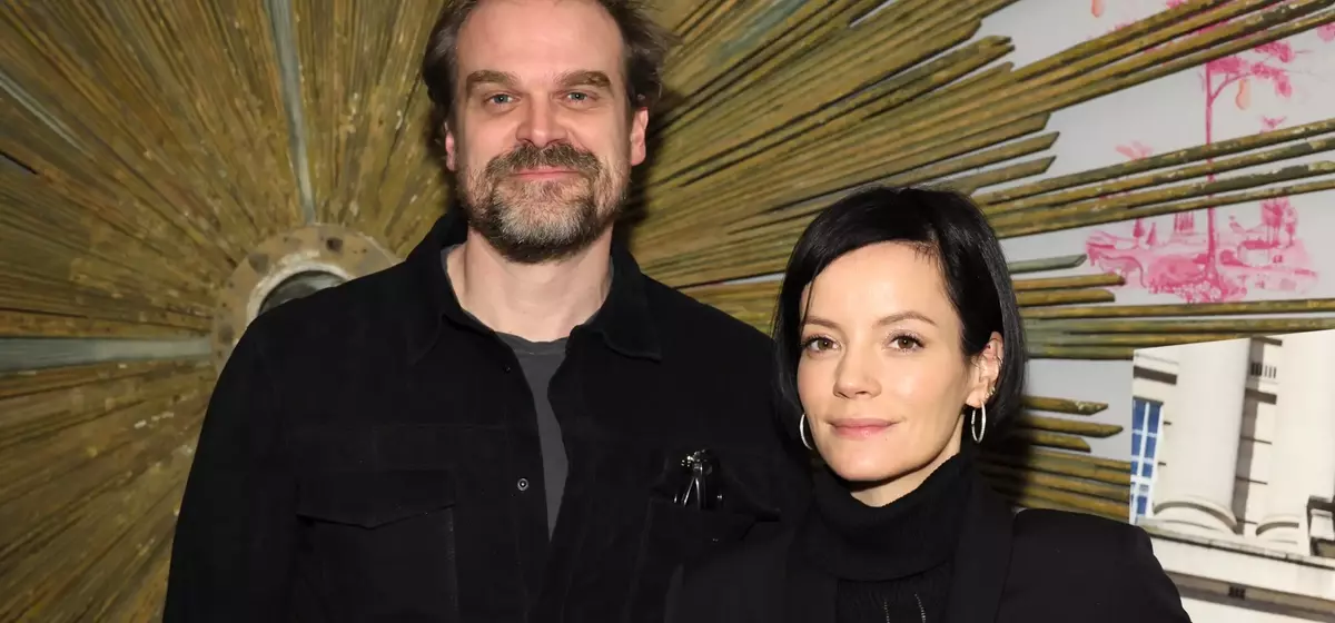 David Harbour äussert sich zu Lily Allens Album und Millie Bobby Brown Gerüchten