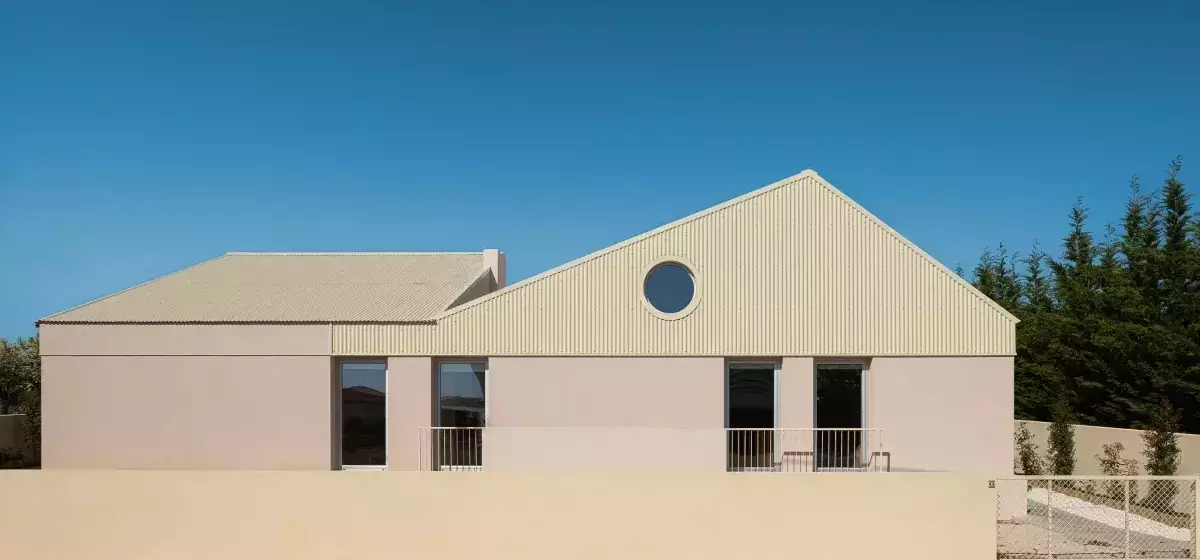 Architektonische Strategien für Privatsphäre: Das L-förmige Haus "Casa do Alpendre" in Portugal