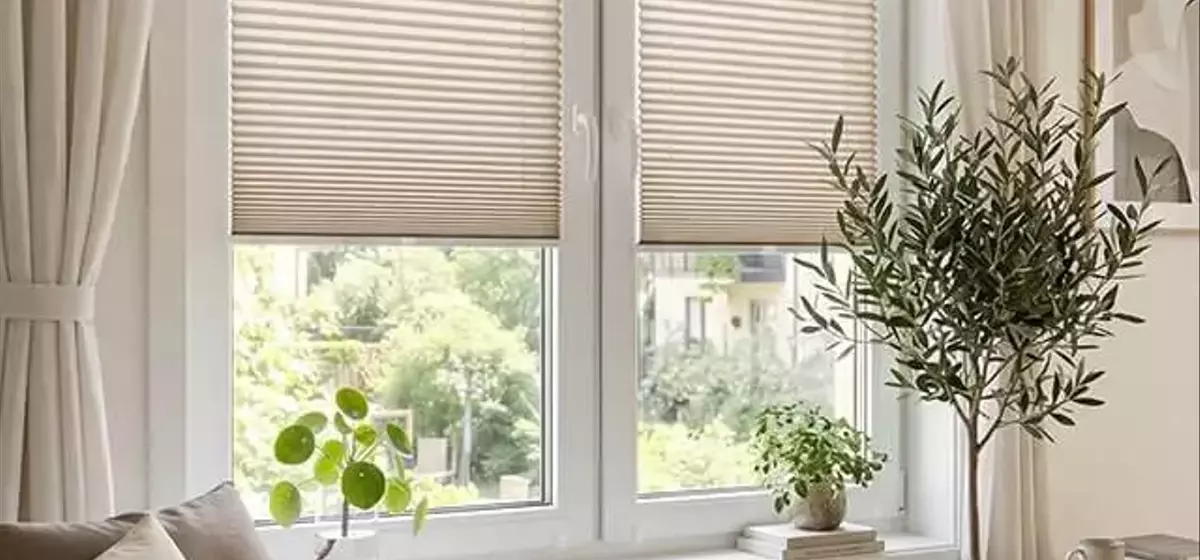 Minimalistisches Interieur wohnlicher gestalten: Textilien als Schlüsselelement