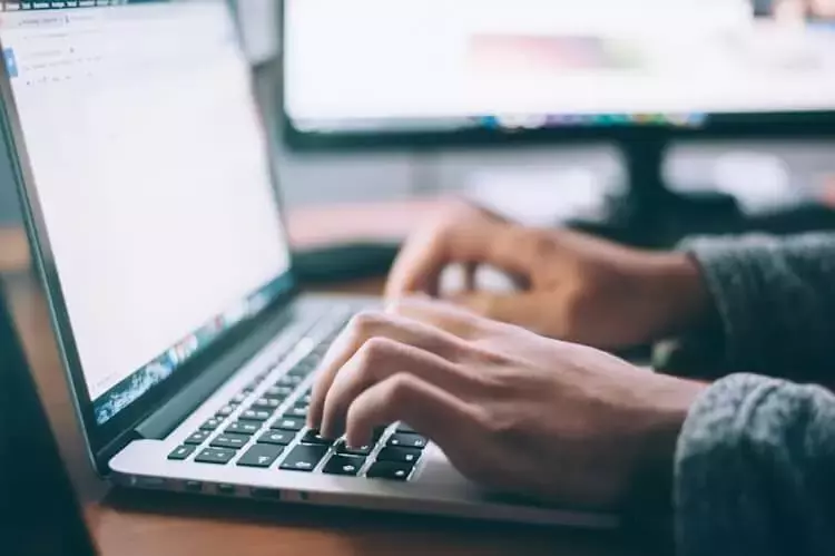 Die digitale Visitenkarte: Domainnamen als Schlüssel zur Online-Sichtbarkeit für Künstler