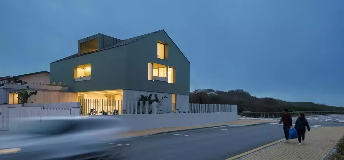 Casa Verde: Eine Beton-Neuinterpretation des traditionellen Palheiro in Portugal