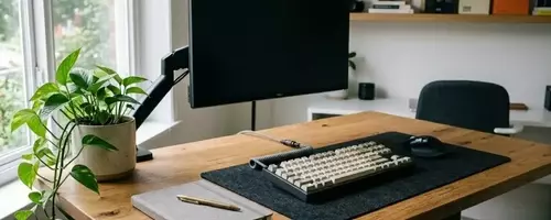 Ästhetische Home-Office-Ausstattung: Ein minimalistischer Arbeitsplatz für Grafikdesigner