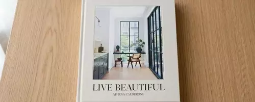 „Live Beautiful“ von Athena Calderone: Ein Paradigmenwechsel im Wohndesign