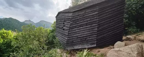 Forrest Stone H￼tte: Ein Prototyp für nachhaltiges Bauen in den Pyrenäen