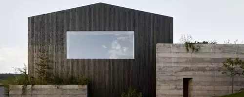 Janošík Hauptsitz & Showroom: Eine Symbiose aus Industrie und Natur