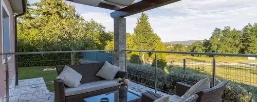 Schattenoasen im Freien: Moderne Terrassengestaltung für heiße Sommertage