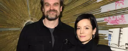 David Harbour äussert sich zu Lily Allens Album und Millie Bobby Brown Gerüchten