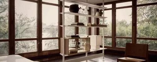 Pira G2: Die Evolution eines Regalsystems mit Glasvitrine