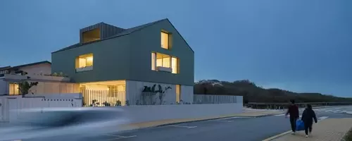 Casa Verde: Eine Beton-Neuinterpretation des traditionellen Palheiro in Portugal