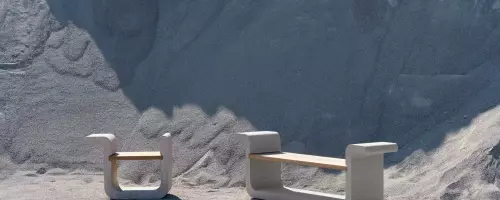 Arcus: Eine Harmonie aus Beton und Teakholz für den Außenbereich