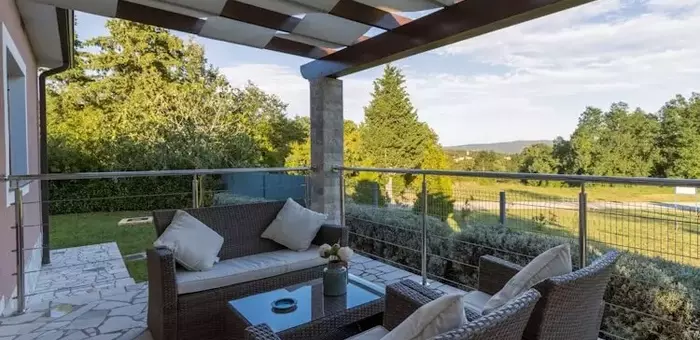 Schattenoasen im Freien: Moderne Terrassengestaltung für heiße Sommertage