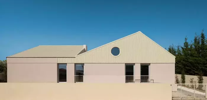 Architektonische Strategien für Privatsphäre: Das L-förmige Haus "Casa do Alpendre" in Portugal