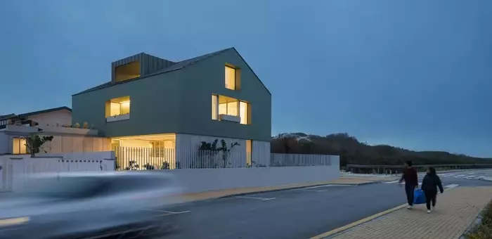 Casa Verde: Eine Beton-Neuinterpretation des traditionellen Palheiro in Portugal