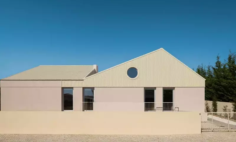 Architektonische Strategien für Privatsphäre: Das L-förmige Haus "Casa do Alpendre" in Portugal